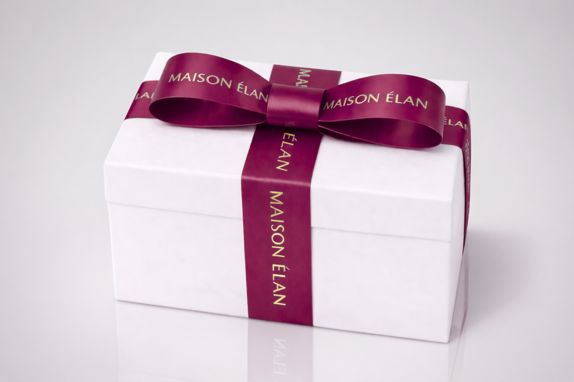 Breites, bedrucktes Geschenkband in Dunkelrot von JM Band®.