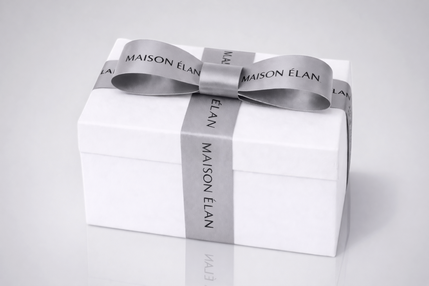 Breites graues Geschenkband mit Aufdruck von JM Band®.