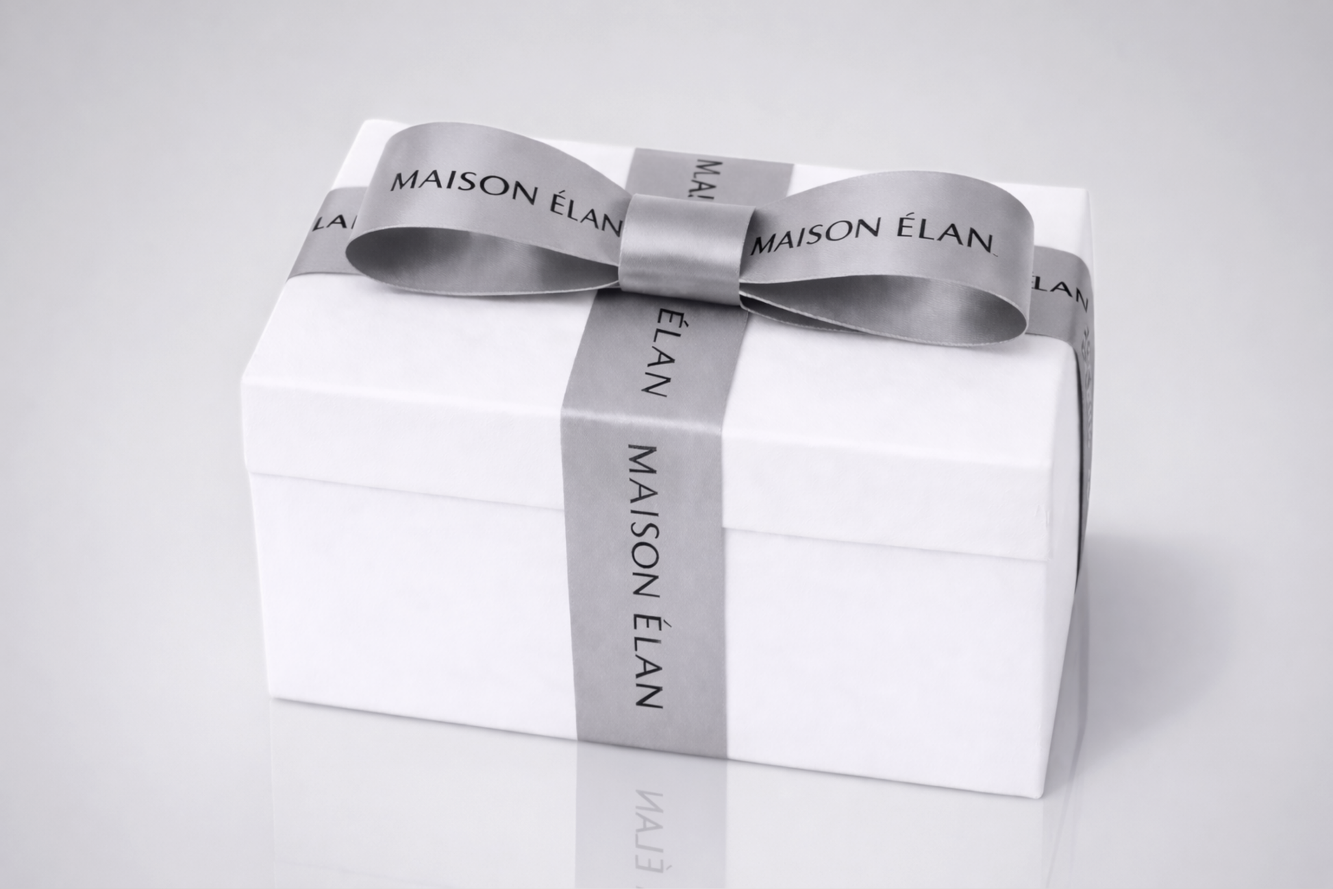 Breites graues Geschenkband mit Aufdruck von JM Band®.