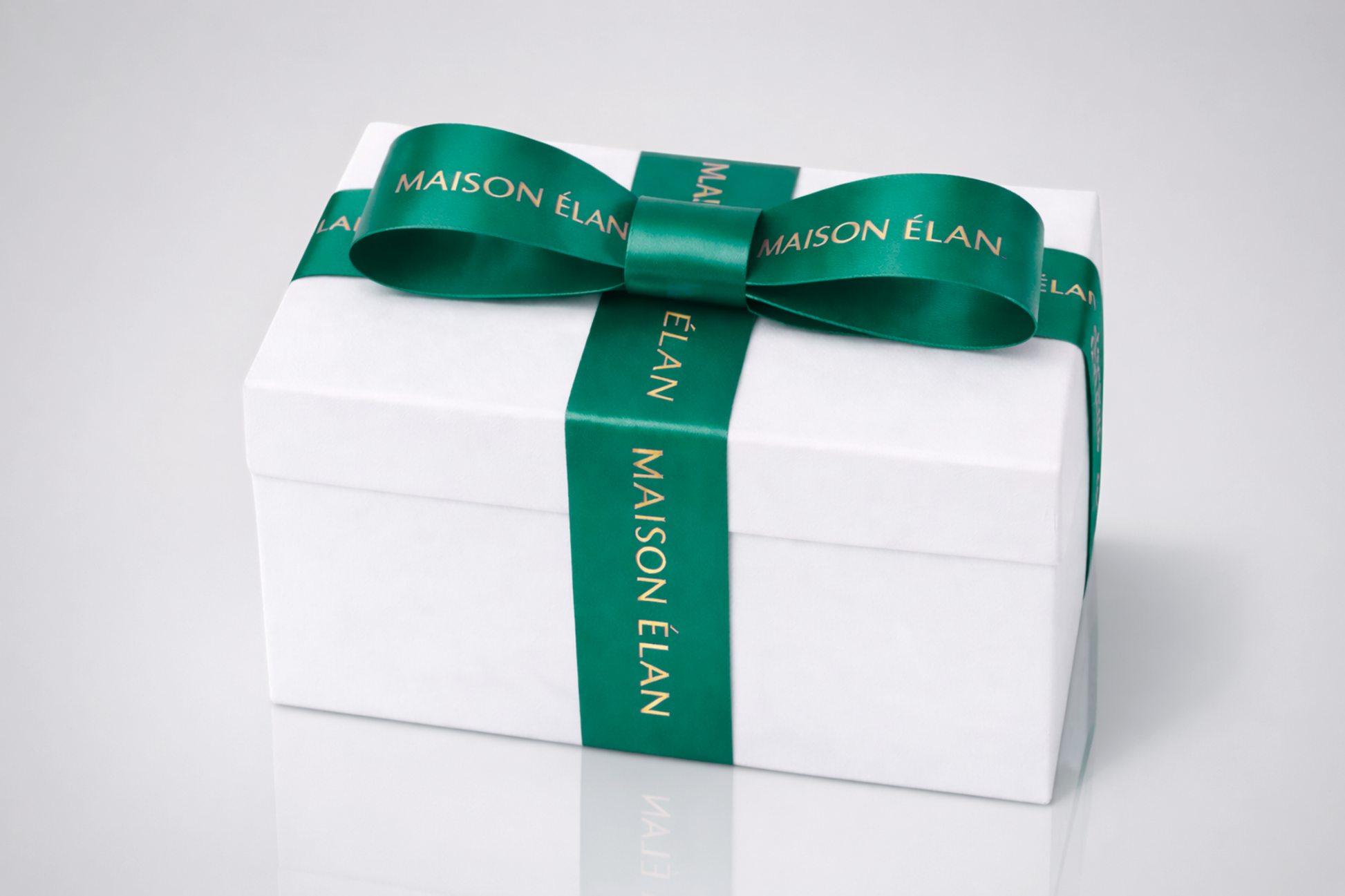Breites grünes Geschenkband mit Aufdruck von JM Band®.