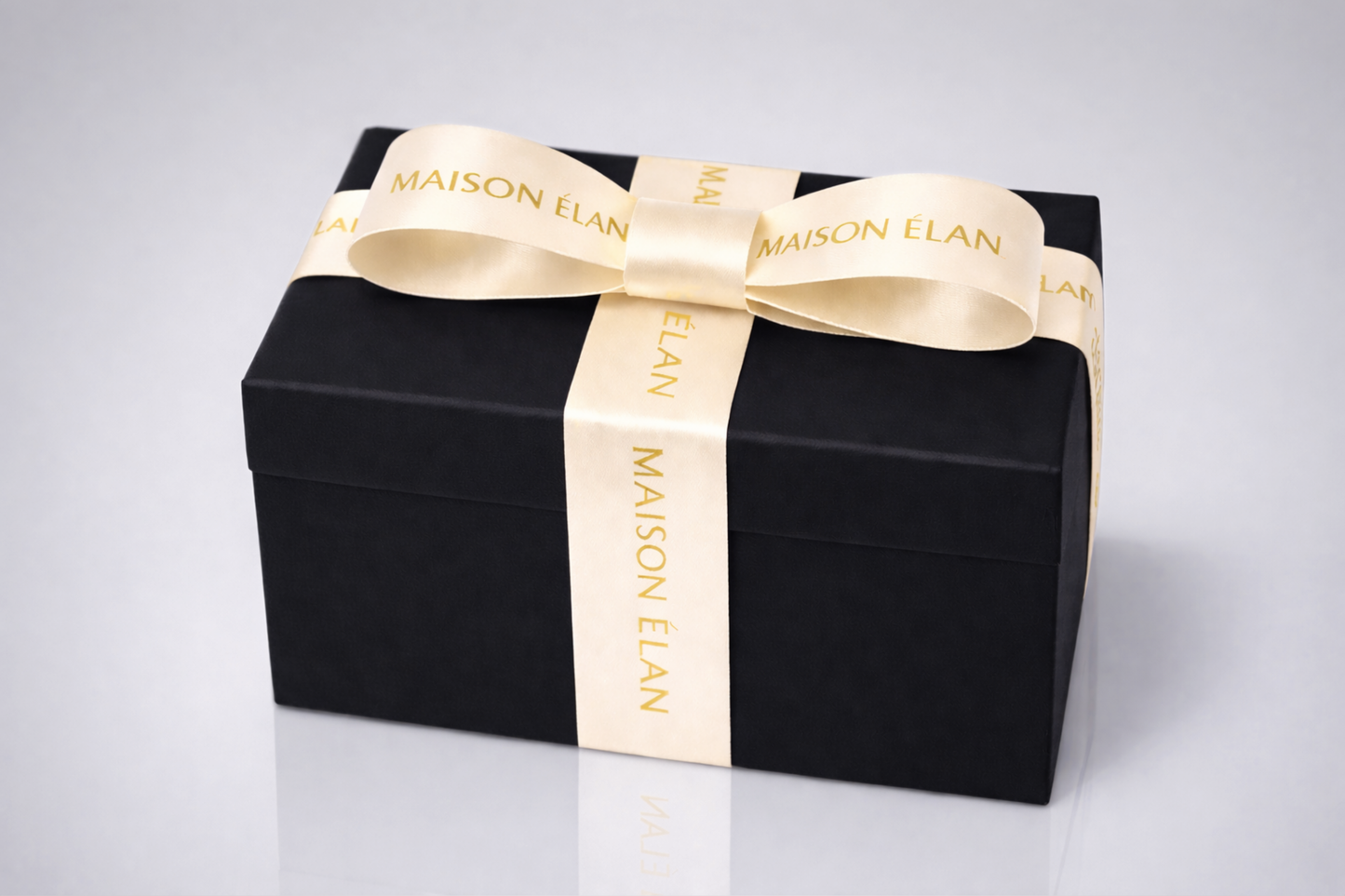 Breites elfenbeinfarbenes Geschenkband mit Aufdruck von JM Band®.