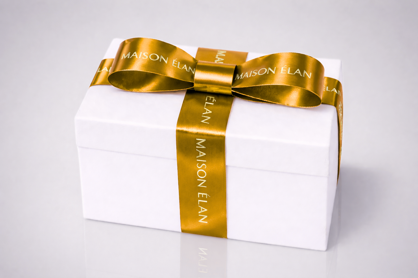 Breites Geschenkband mit Aufdruck in Metallic-Gold von JM Band®.