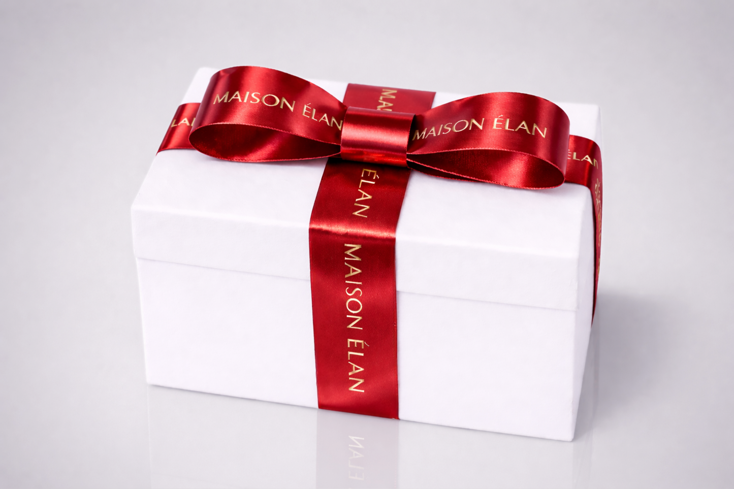 Breites Geschenkband mit Aufdruck in metallischem Rot von JM Band®.