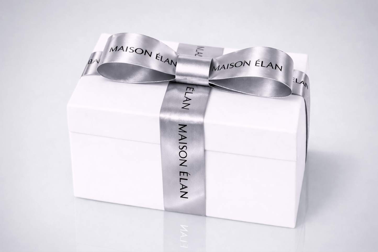 Breites Geschenkband mit Aufdruck in metallischem Silber von JM Band®.