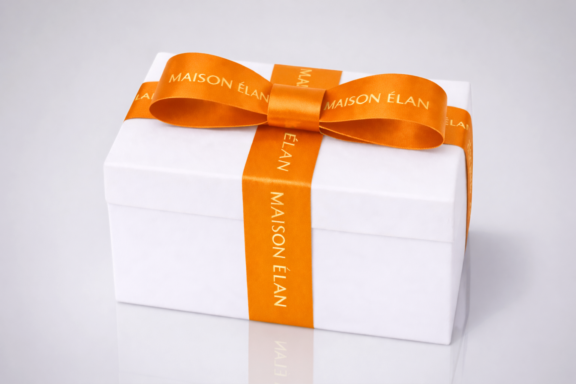 Breites orangefarbenes Geschenkband mit Aufdruck von JM Band®.