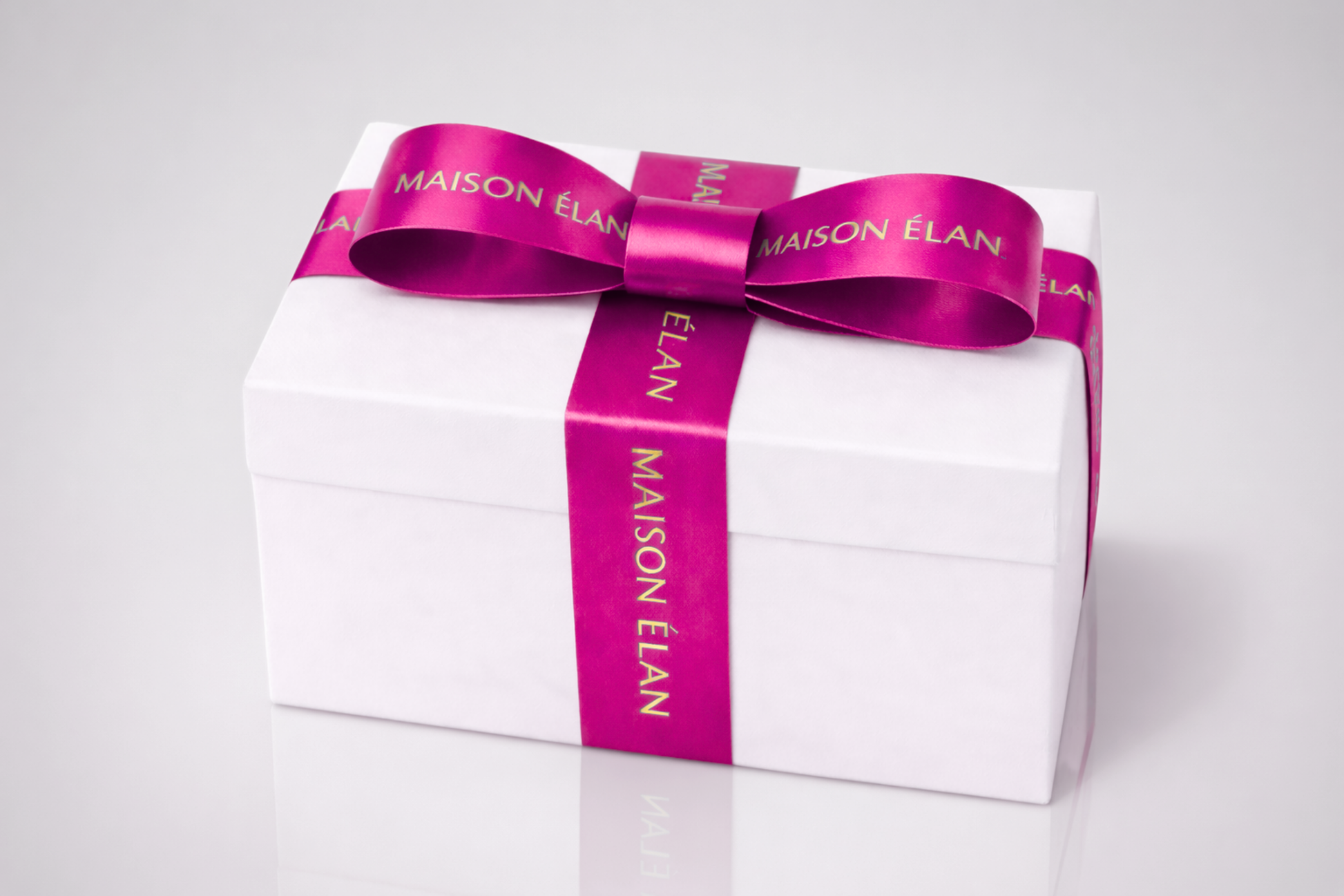 Breites, rosa Geschenkband mit Aufdruck von JM Band®.
