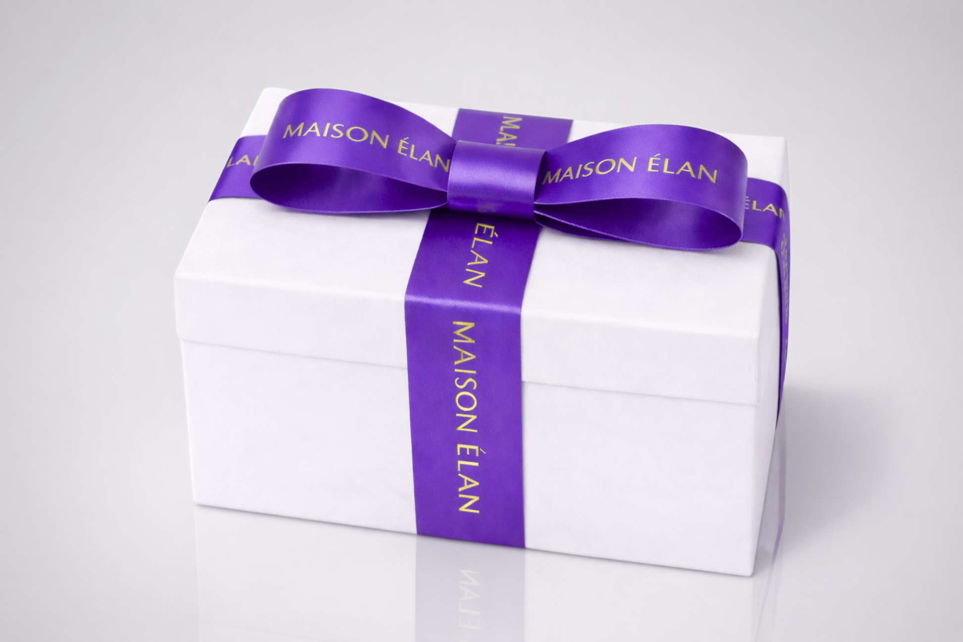 Breites, violettes Geschenkband mit individuellem Aufdruck von JM Band®.