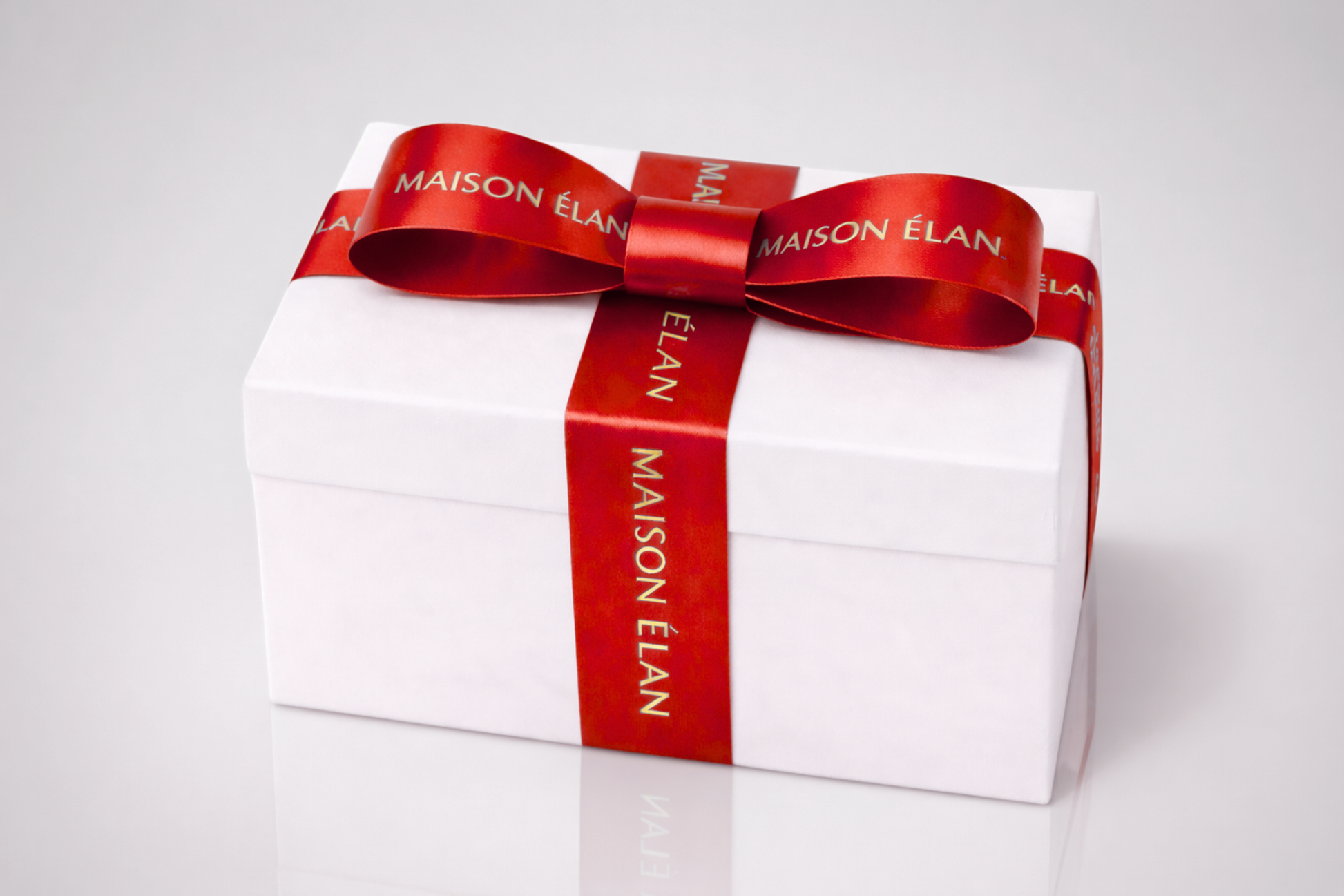 Breites rotes Geschenkband mit Aufdruck von JM Band®.