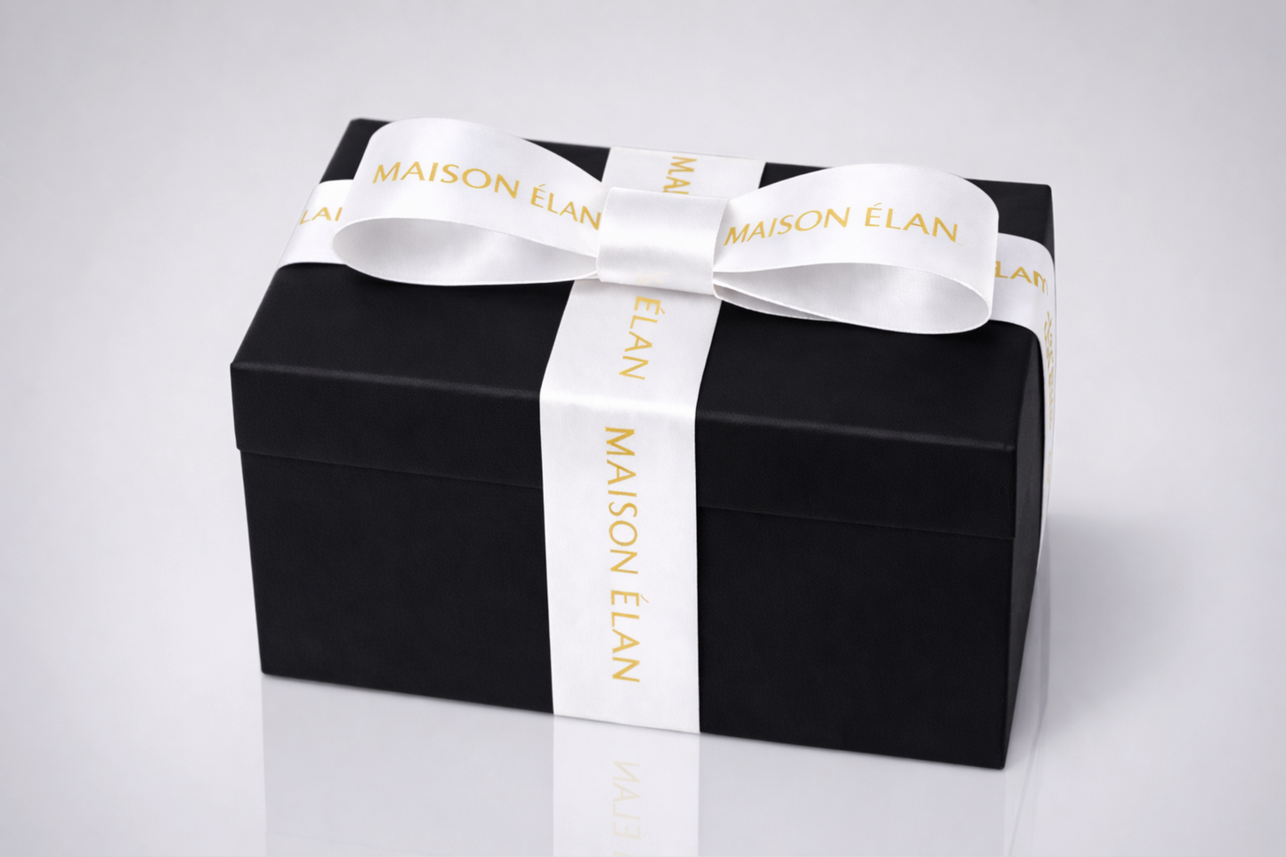 Breites weißes Geschenkband mit Aufdruck von JM Band®.