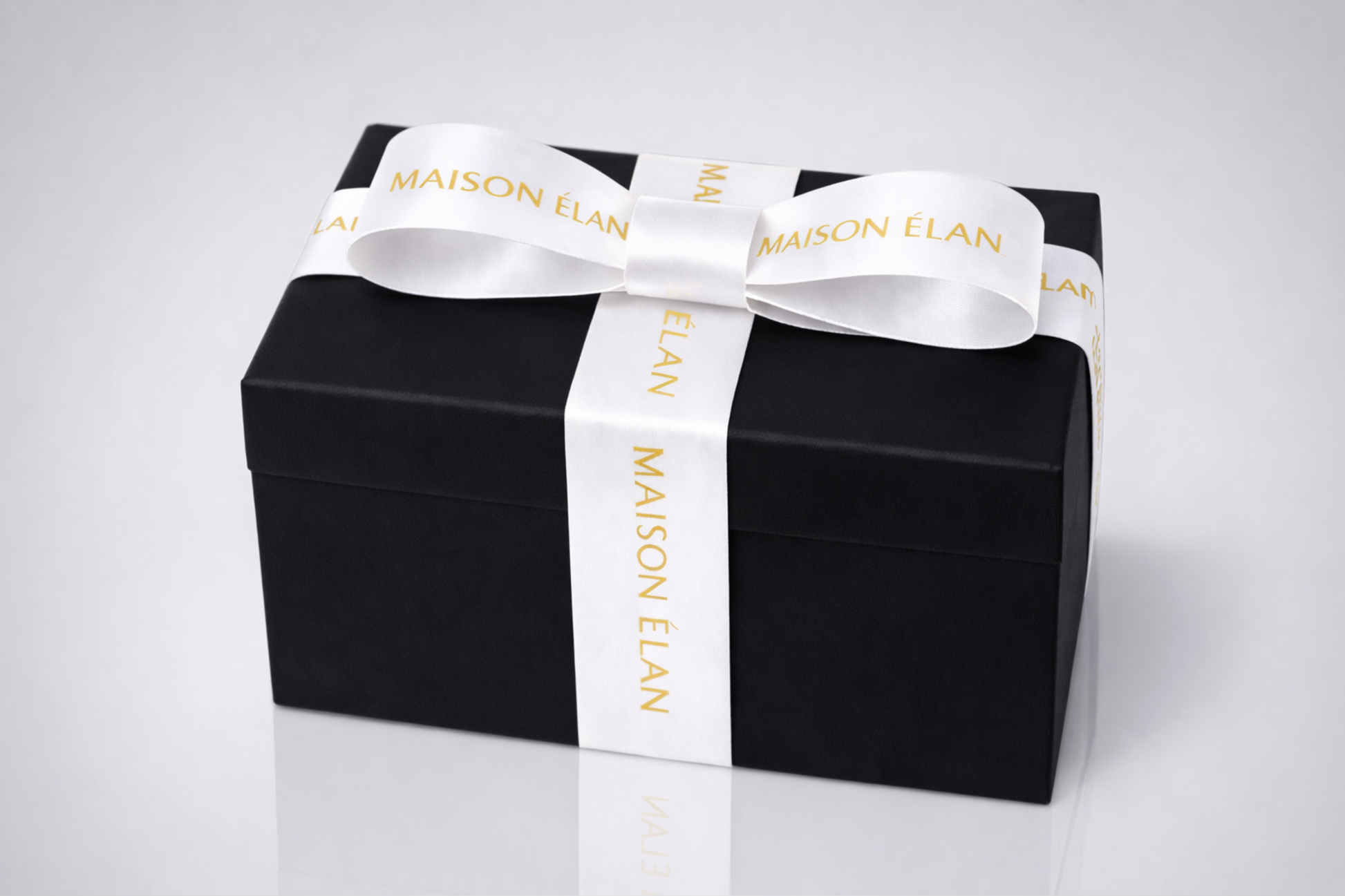 Breites weißes Geschenkband mit Aufdruck von JM Band®.