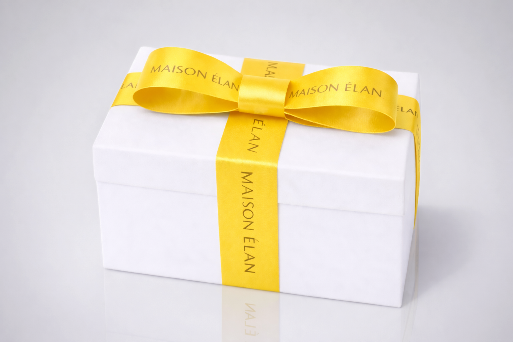 Breites gelbes Geschenkband mit Aufdruck von JM Band®.