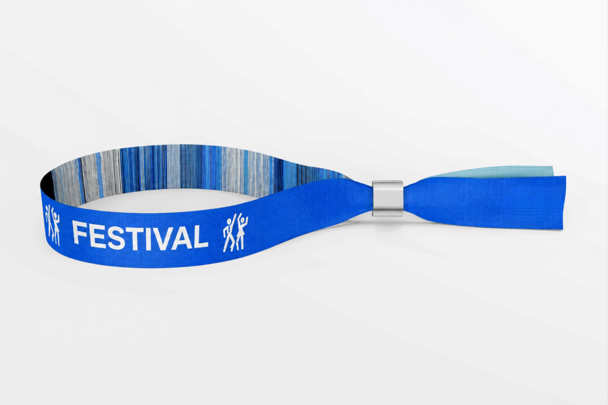 Blaues gewebtes Stoffarmband mit weißem Festivallogo