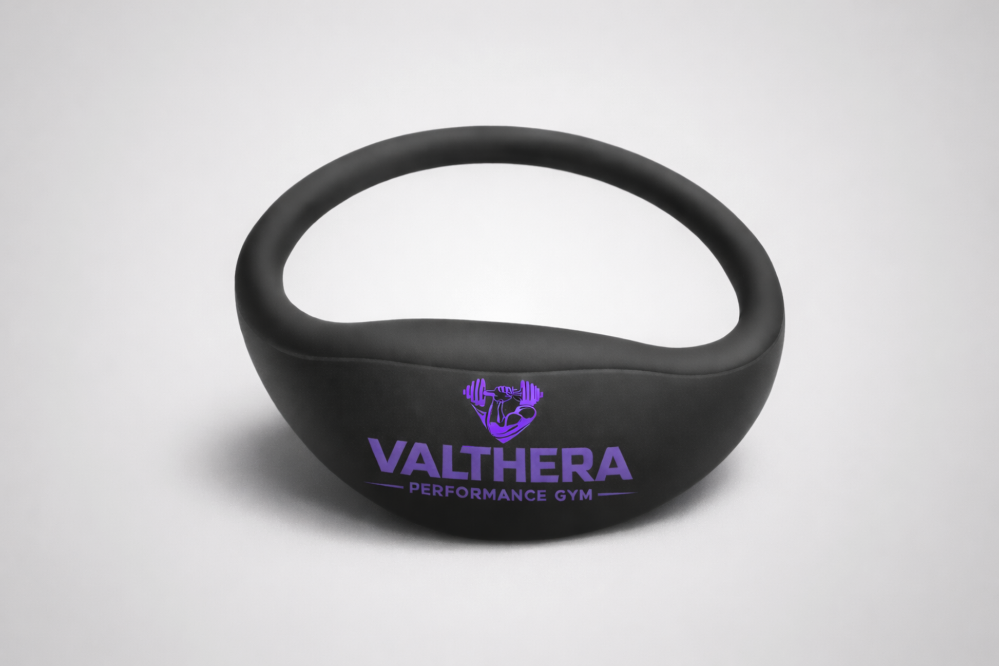 Ein schwarzes NFC-Armband von JM Band® mit aufgedrucktem Logo