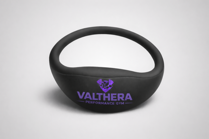 Ein schwarzes NFC-Armband von JM Band® mit aufgedrucktem Logo