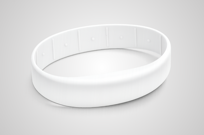 Weißes Silikonarmband von JM Band® mit Aufdruck und RFID-Chip