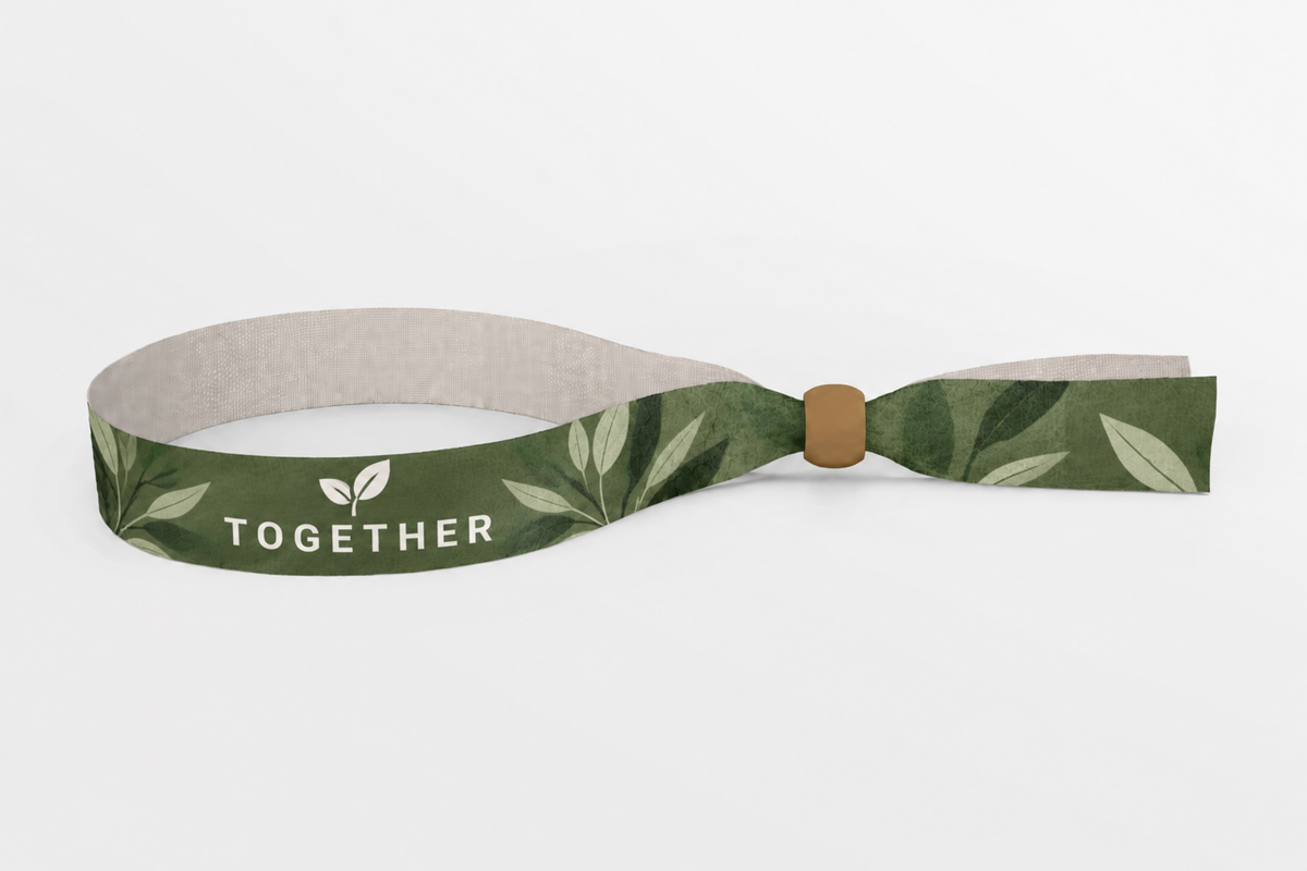 Olivgrünes rPET-Stoffarmband mit Blattdruck und Holzverschluss